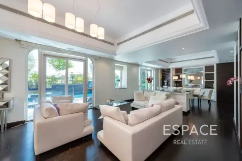 Villa in Victory Heights, Dubai Sports City, Dubai 5 bedrooms, 539 sq.m. № 122423 - photo 7