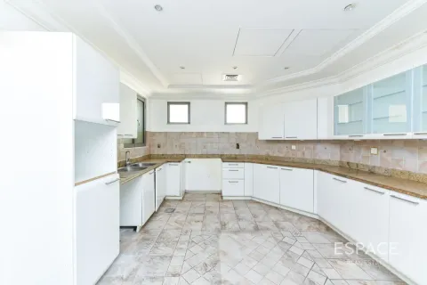 Villa in Palm Jumeirah, Dubai 4 bedrooms, 465 sq.m. № 122424 - photo 5