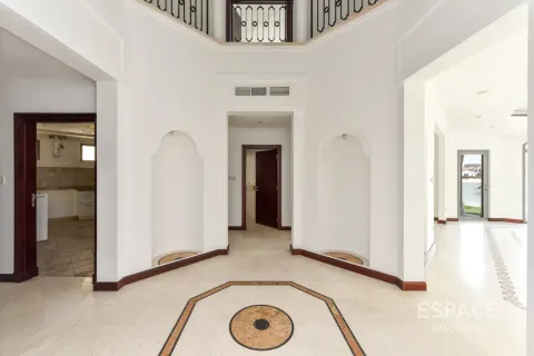 Villa in Palm Jumeirah, Dubai 4 bedrooms, 465 sq.m. № 122424 - photo 2