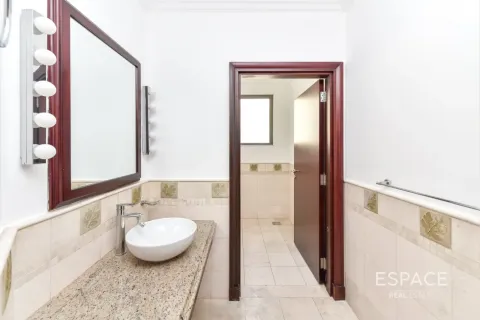 Villa in Palm Jumeirah, Dubai 4 bedrooms, 465 sq.m. № 122424 - photo 4