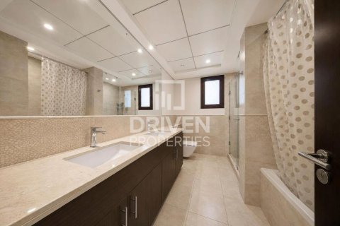 Villa in Mirdif, Dubai 4 bedrooms, 418.99 sq.m. № 136599 - photo 22