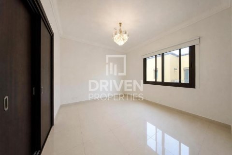 Villa in Mirdif, Dubai 4 bedrooms, 418.99 sq.m. № 136599 - photo 11