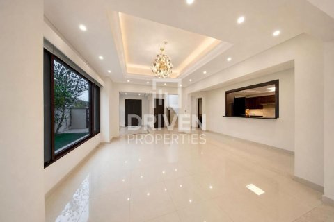 Villa in Mirdif, Dubai 4 bedrooms, 418.99 sq.m. № 136599 - photo 2