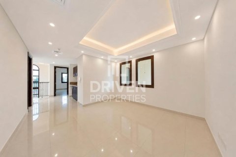 Villa in Mirdif, Dubai 4 bedrooms, 418.99 sq.m. № 136599 - photo 16