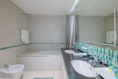 Apartment in Dubai Marina, Dubai 3 bedrooms, 181 sq.m. № 123071 - photo 15