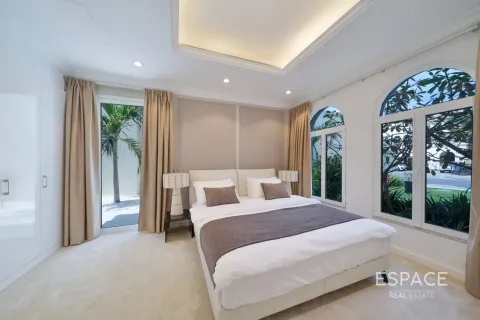 Villa in Palm Jumeirah, Dubai 4 bedrooms, 465 sq.m. № 122863 - photo 6