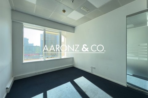 Снять в аренду офис в Sheikh Zayed Road, Дубай: 372м², № 78278 - фото 3