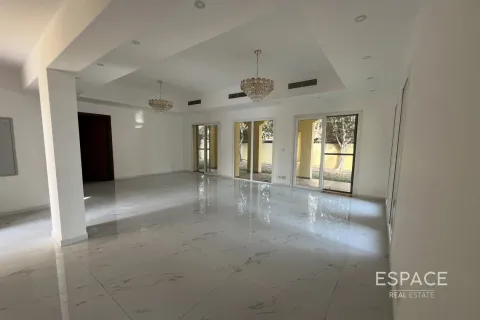 Снять в аренду таунхаус в Арабиан Ранчес, Дубай: 3 спальни, 301м², № 71270 - фото 2