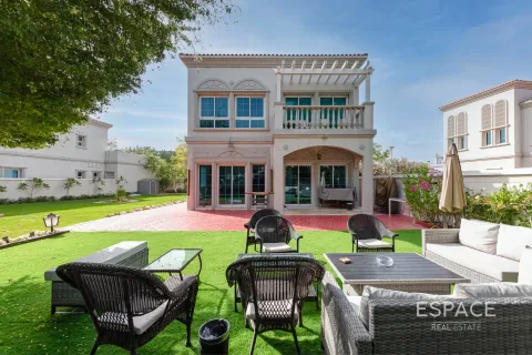 Снять в аренду таунхаус в Jumeirah Village Triangle, Дубай: 2 спальни, 275м², № 71268 - фото 1