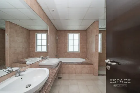 Снять в аренду таунхаус в Jumeirah Village Triangle, Дубай: 2 спальни, 275м², № 71268 - фото 9