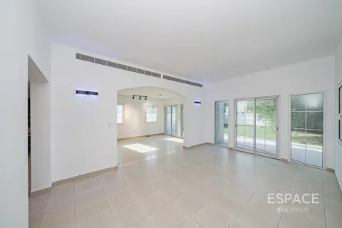 Снять в аренду таунхаус в Jumeirah Village Triangle, Дубай: 2 спальни, 275м², № 71268 - фото 2