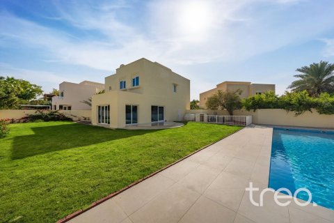 Villa in Meadows, Dubai 5 bedrooms, 84.17 sq.m. № 136258