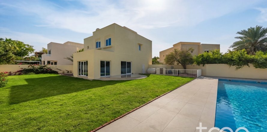 Villa in Meadows, Dubai 5 bedrooms, 84.17 sq.m. № 136258