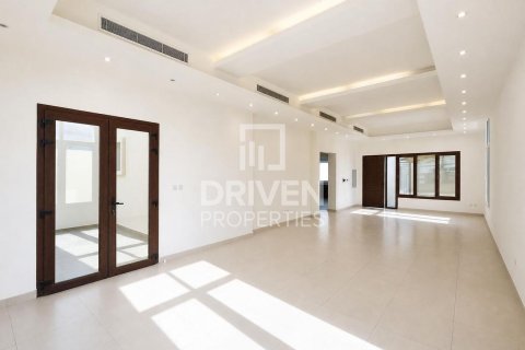 Villa en Mirdif Villas, Mirdif, Dubai, 4 dormitorios, 1532.99 m², № 140465 - foto 3