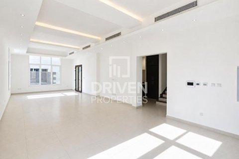 Villa en Mirdif Villas, Mirdif, Dubai, 4 dormitorios, 1532.99 m², № 140465 - foto 2