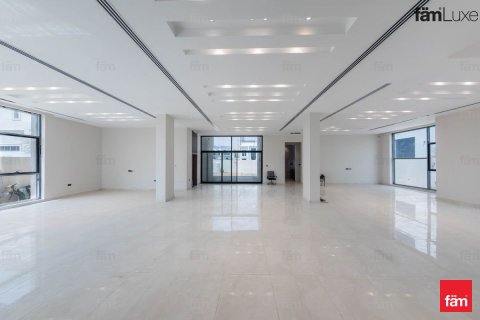 Villa in Al Barsha, Dubai 5 bedrooms, 884.3 sq.m. № 109989 - photo 9