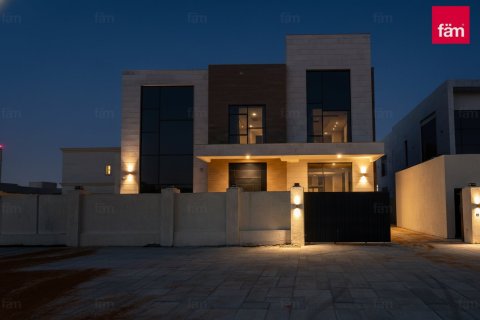 Villa in Al Barsha, Dubai 5 bedrooms, 884.3 sq.m. № 109989 - photo 24