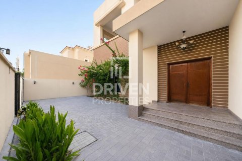 Villa à Umm Suqeim, Dubai, 4 chambres, 594.58 m², № 129659