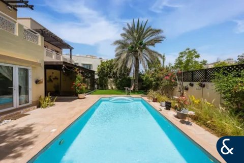 Villa in Meadows, Dubai 4 bedrooms, 540 sq.m. № 76583 - photo 1