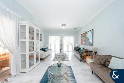 Villa in Meadows, Dubai 4 bedrooms, 540 sq.m. № 76583 - photo 3