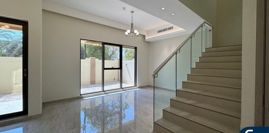 Villa in Victory Heights, Dubai Sports City, Dubai 4 bedrooms, 343 sq.m. № 76585