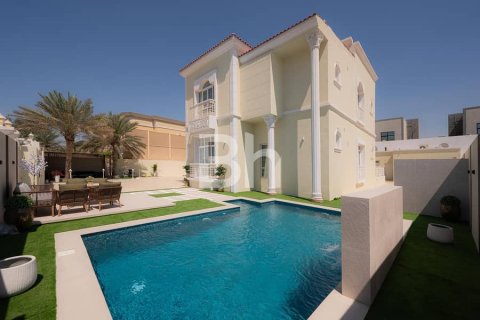 Villa en Dubai, 7 dormitorios, 1073 m², № 21286 - foto 1