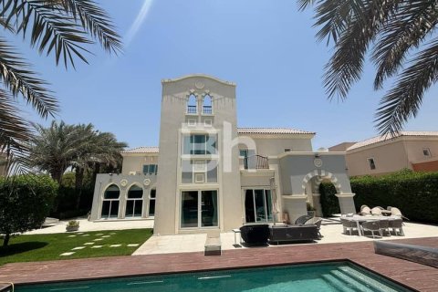 Villa in Dubai Sports City, Dubai 5 bedrooms, 883 sq.m. № 23016 - photo 17