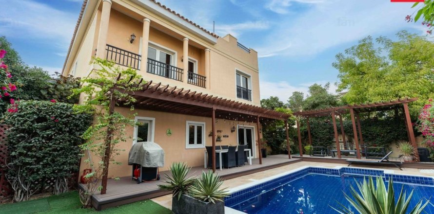 Villa in Dubai 5 bedrooms, 593.9 sq.m. № 83517