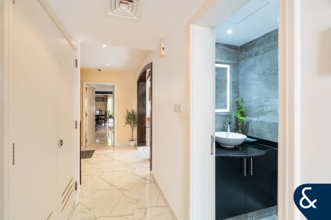 Villa in The Lakes, Dubai 4 bedrooms, 270 sq.m. № 98688 - photo 10