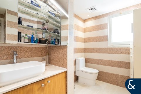 Villa in The Lakes, Dubai 4 bedrooms, 270 sq.m. № 98688 - photo 25