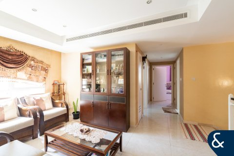 Villa in The Lakes, Dubai 4 bedrooms, 270 sq.m. № 98688 - photo 16