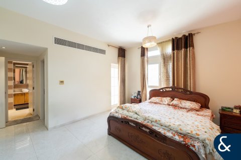 Villa in The Lakes, Dubai 4 bedrooms, 270 sq.m. № 98688 - photo 17