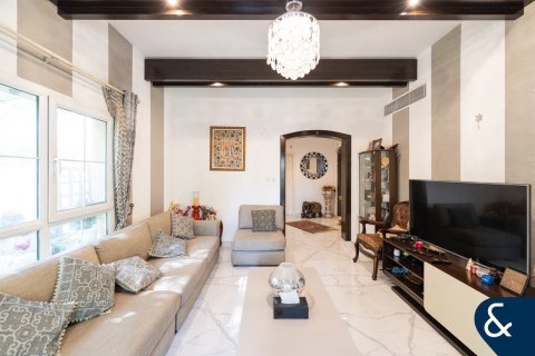 Villa in The Lakes, Dubai 4 bedrooms, 270 sq.m. № 98688 - photo 3