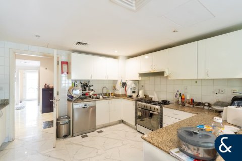 Villa in The Lakes, Dubai 4 bedrooms, 270 sq.m. № 98688 - photo 9