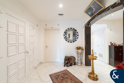 Villa in The Lakes, Dubai 4 bedrooms, 270 sq.m. № 98688 - photo 15