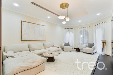 Снять в аренду виллу в Пальме Джумейре, Дубай: 4 спальни, 464.52м², № 120212 - фото 3