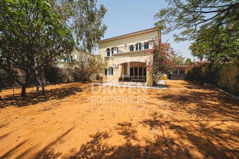 Villa in Jumeirah Park, Dubai 3 bedrooms, 760.97 sq.m. № 138707