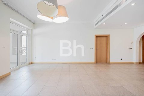 Снять в аренду квартиру в Пальме Джумейре, Дубай: 2 спальни, 186м², № 58648 - фото 1