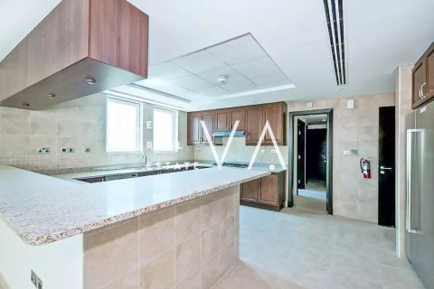 Снять в аренду квартиру в Джумейре, Дубай: 4 спальни, 509.93м², № 52777 - фото 6