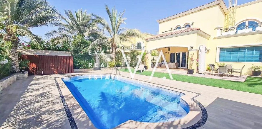 Квартира в Джумейре, Дубай, 4 спальни, 509.93м², № 52777
