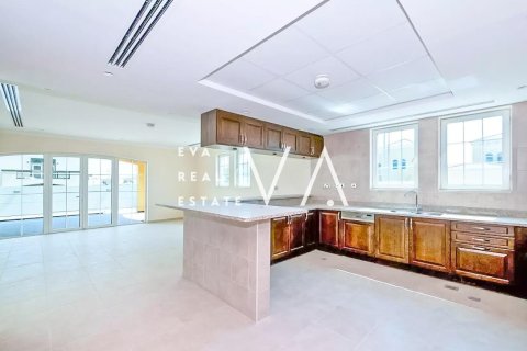 Снять в аренду квартиру в Джумейре, Дубай: 4 спальни, 509.93м², № 52777 - фото 5