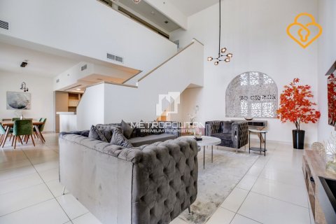 Купить квартиру в The Lofts, Даунтаун Дубай (Даунтаун Бурдж Дубай), Дубай: 2 спальни, 182м², № 15517 - фото 2