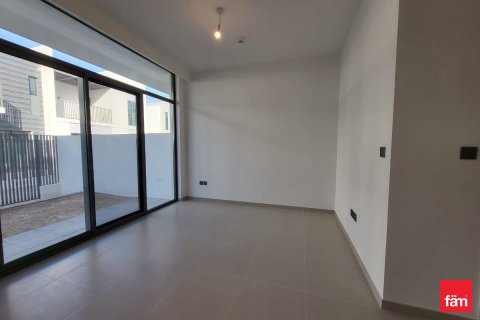 Вилла в Дубае, 3 спальни, 128.6м², № 115208