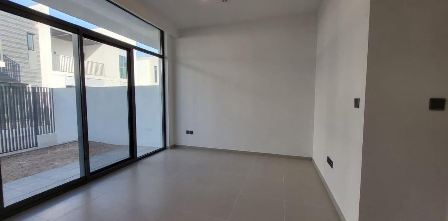 Вилла в Дубае, 3 спальни, 128.6м², № 115208