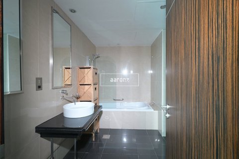 Apartment in Jumeirah Lake Towers, Dubai 2 bedrooms, 120.5 sq.m. № 53797 - photo 15