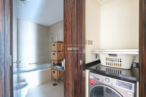 Apartment in Jumeirah Lake Towers, Dubai 2 bedrooms, 120.5 sq.m. № 53797 - photo 8