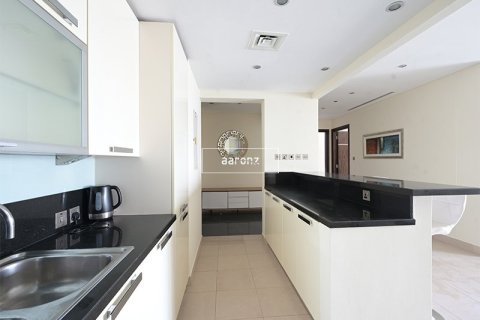 Apartment in Jumeirah Lake Towers, Dubai 2 bedrooms, 120.5 sq.m. № 53797 - photo 10