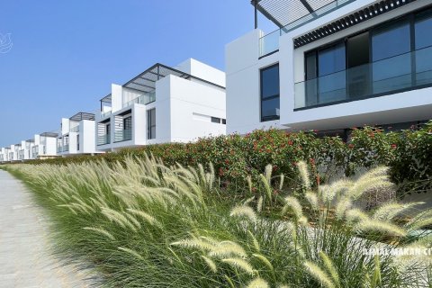 Villa in Dubai 4 bedrooms, 257 sq.m. № 10717 - photo 2
