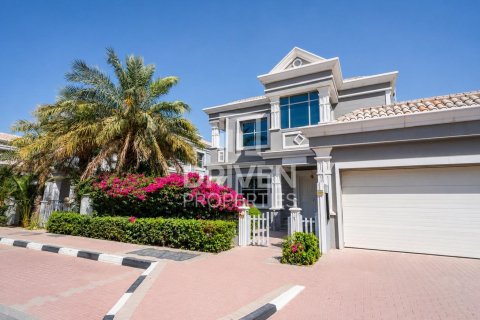 Villa in Falcon City of Wonders, Dubai 5 bedrooms, 540.14 sq.m. № 127736 - photo 17