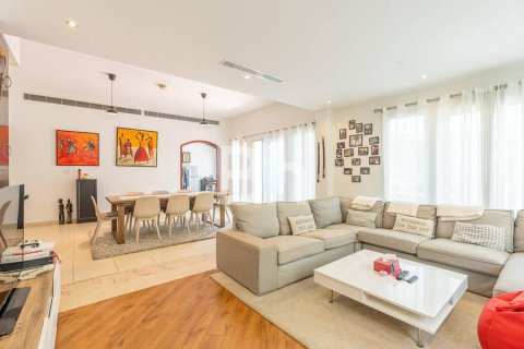 Снять в аренду виллу в Jumeirah Village Triangle, Дубай: 5 спален, 358м², № 21961 - фото 1